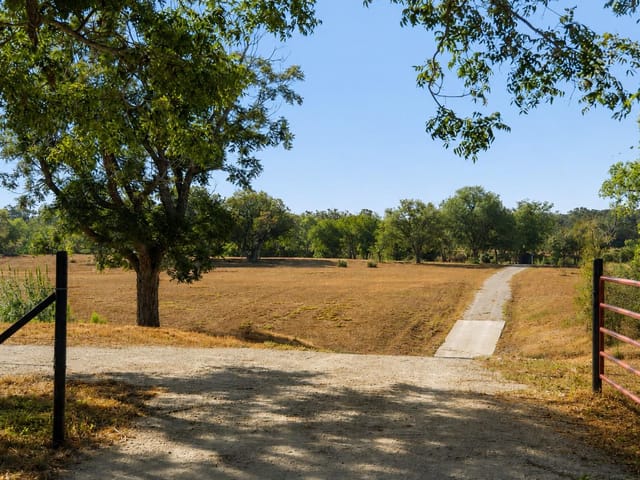 440 Chimney Valley RD
