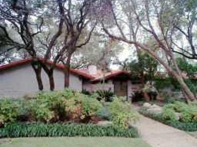 4401 DEEPWOODS Dr