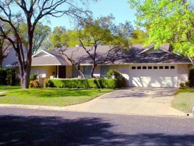 4402 DEEPWOODS Dr