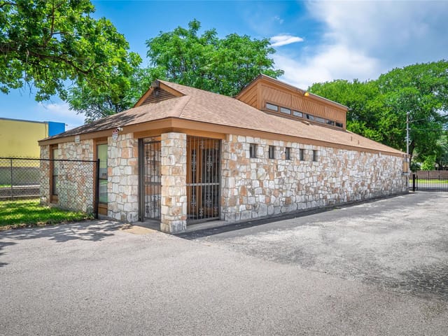 4409 Menchaca RD