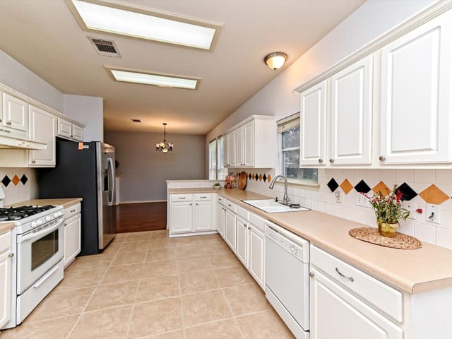 4437 Chickasaw CT