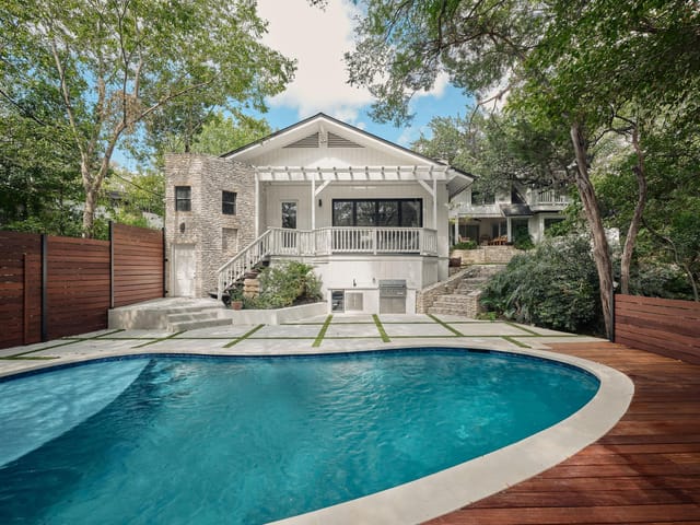 4505 Balcones Dr