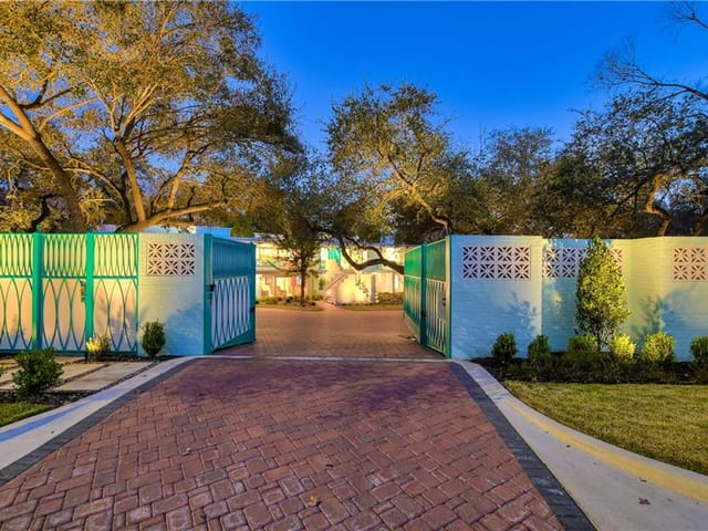 4511 Balcones Dr