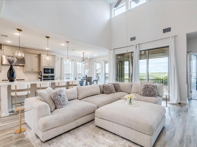 4513 Lucabella LN