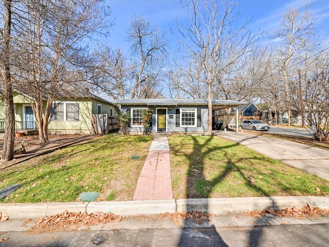 4530 Avenue D Unit #A - front exterior - Luxury home in Hyde Park Annex, Austin, TX