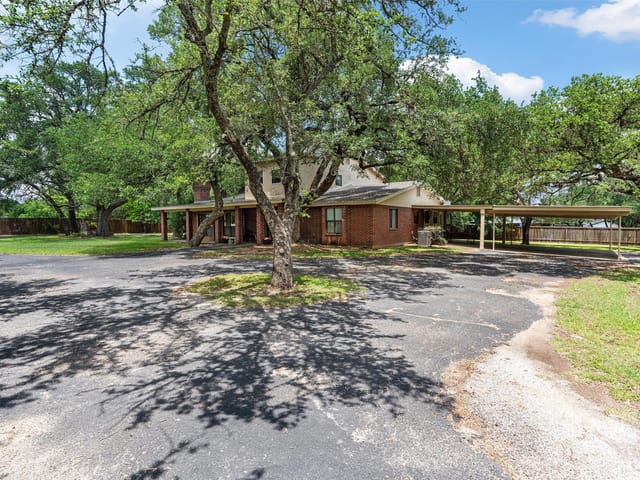 455 Robins LN