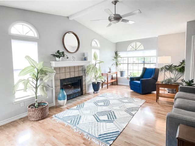 4604 Galapagos Dr