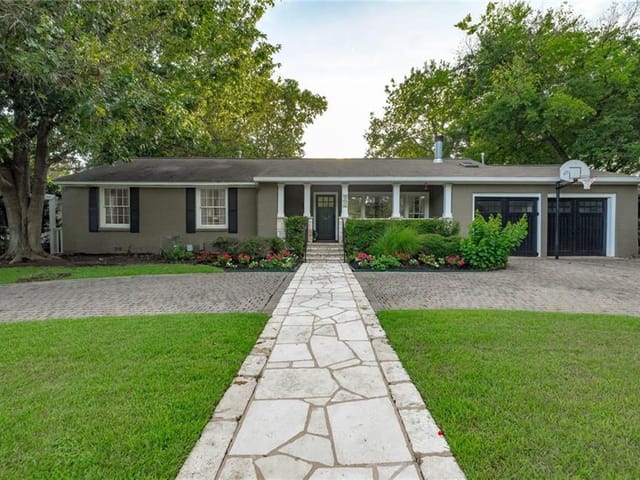 4802 Valley Oak Dr