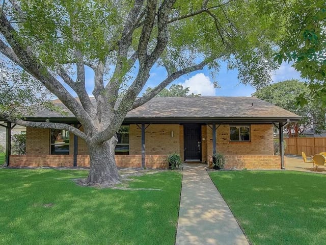 4805 Woodside Dr