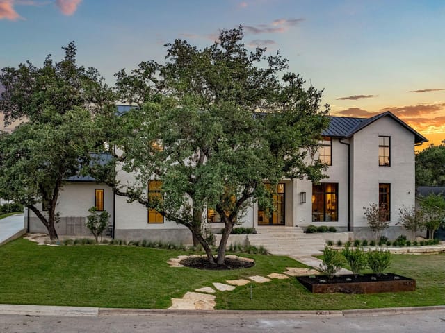 4814 Rollingwood Dr