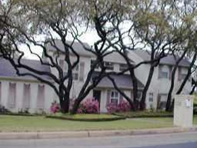 4900 ROLLINGWOOD DR