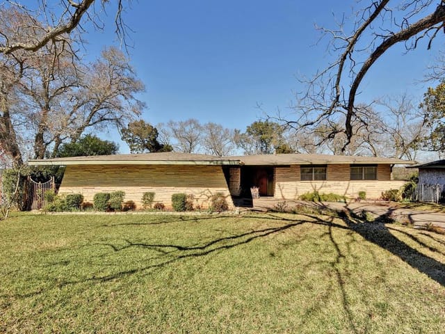 4902 Beverly Skyline