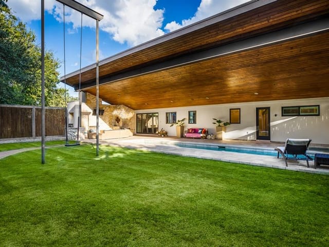 4904 BALCONES Dr