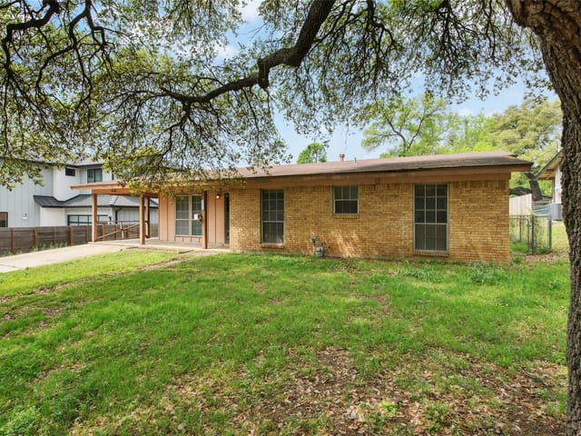 4906 Enchanted Ln