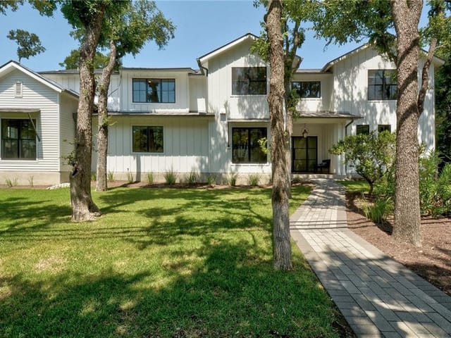 5001 Rollingwood Dr