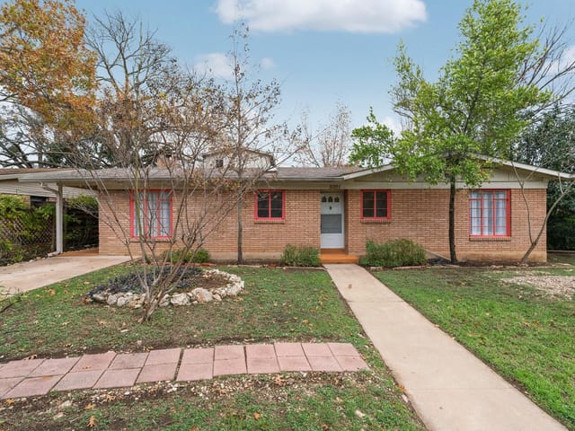 5001 Strass DR