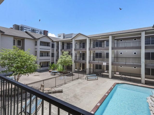 501 W 26th St Unit #203