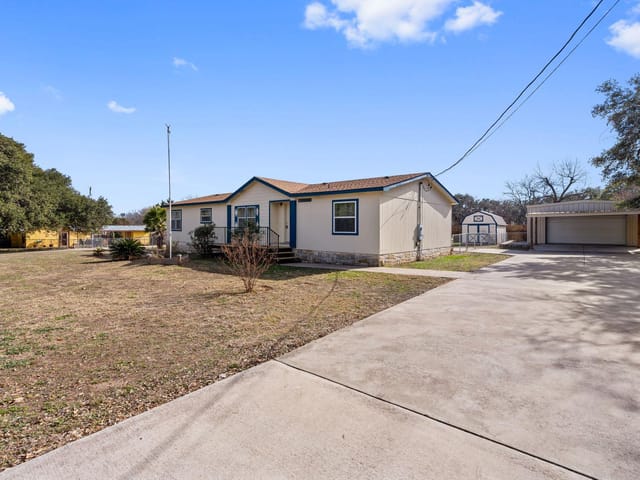 502 E Pecan DR