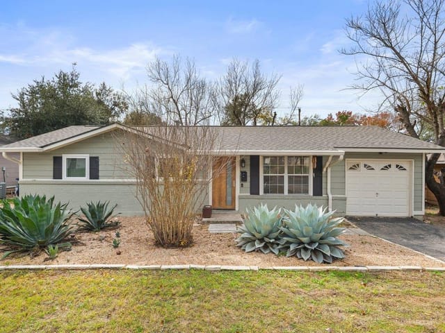 5026 Lansing DR