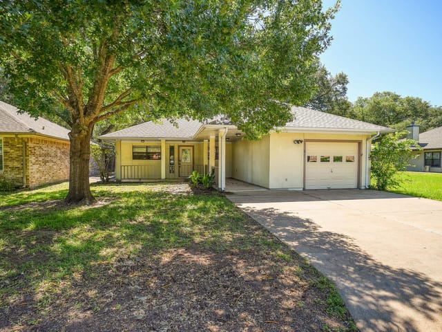 504 Leah LN