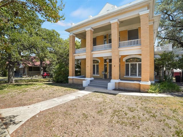 504 S Main St