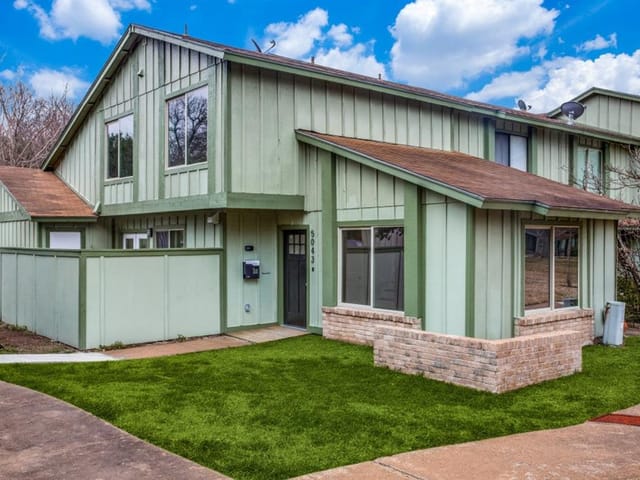 5043 Fort Clark Dr
