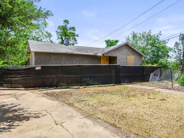 5103 Valley Oak Dr