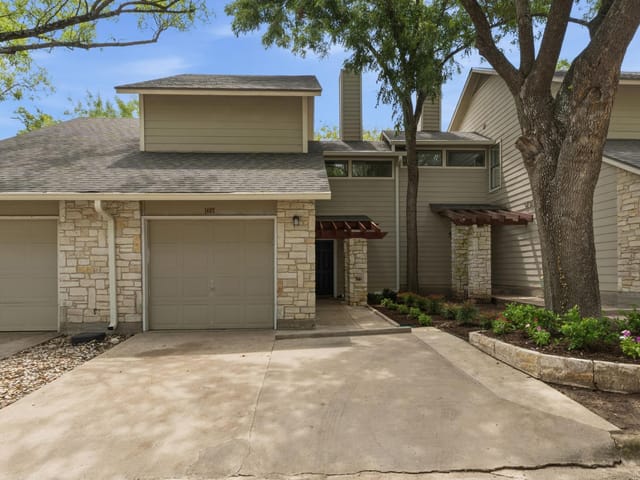 512 Eberhart LN Unit #1402