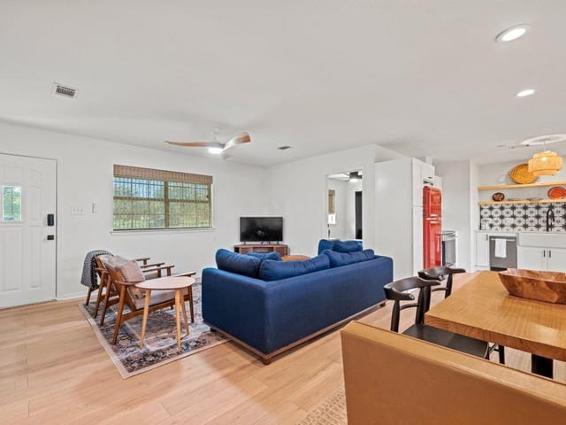 512 W Pecan DR
