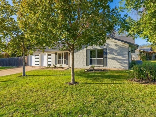 5204 Basswood Ln