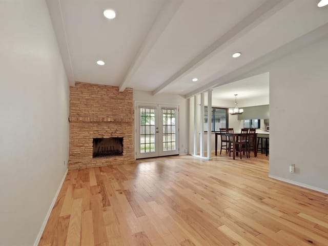 5207 Suburban Dr