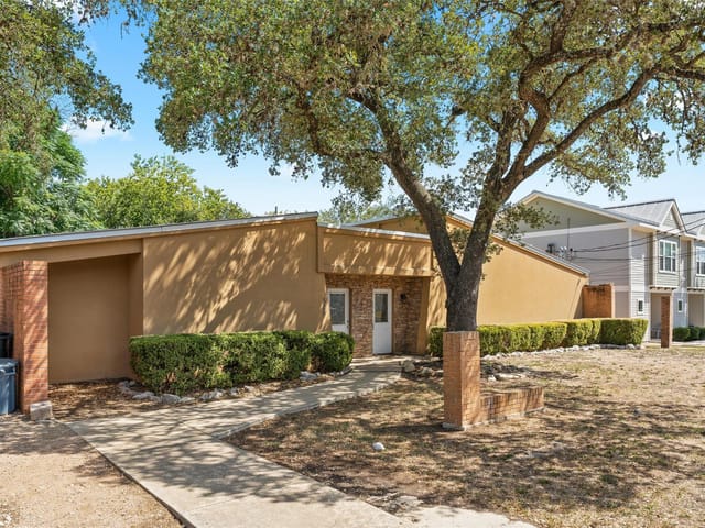 521 & 525 W Hutchison ST