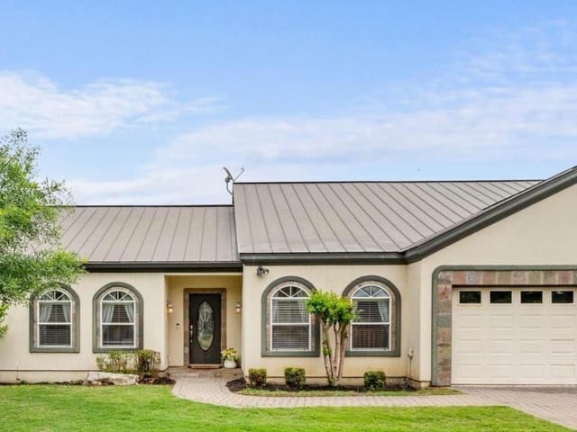 521 Lucy Ln