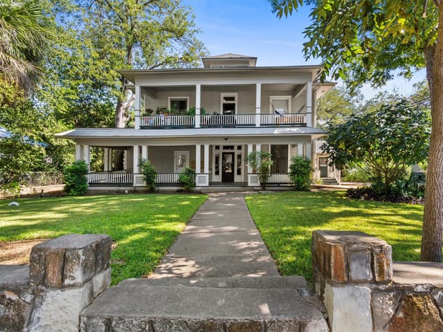 527 W San Antonio St