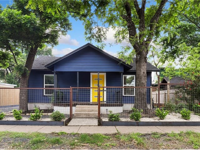 53 Comal St