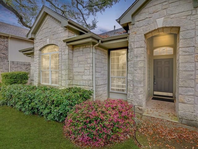 5305 Moon Shadow DR