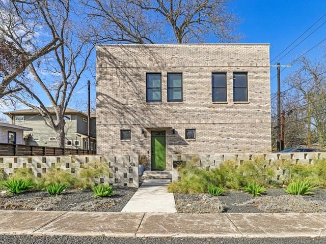 54 Lynn St