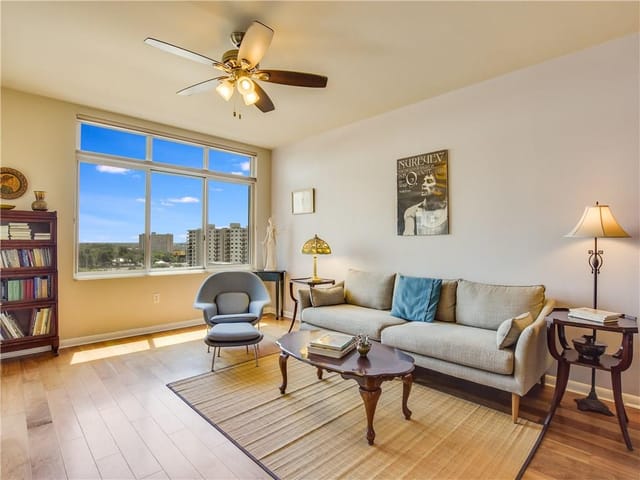54 Rainey St Unit #1011