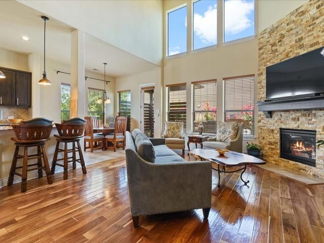 5517 Pincushion Daisy Dr