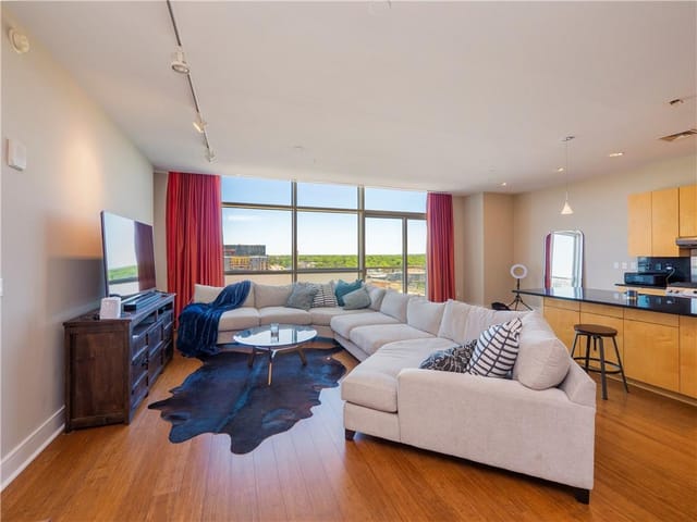 555 E 5th St Unit #719