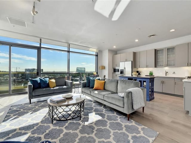 555 E 5th St Unit #817