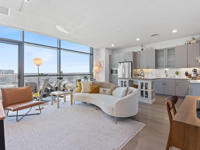 555 E 5th Unit #817