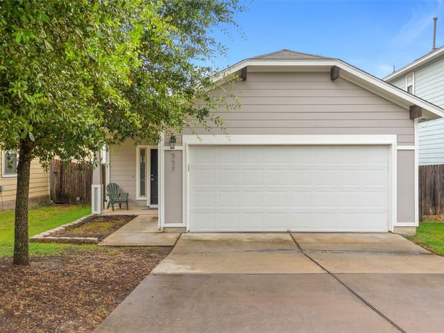557 Twisted Oaks LN