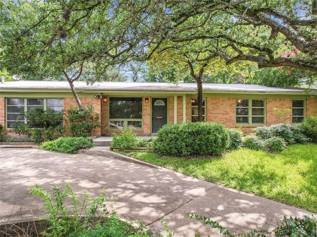 5706 Highland Hills CIR