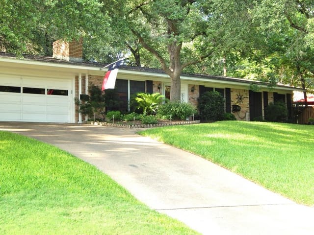 5708 Highland Hills Cir
