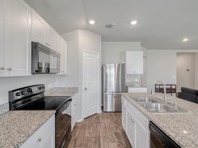 5712 Xene DR