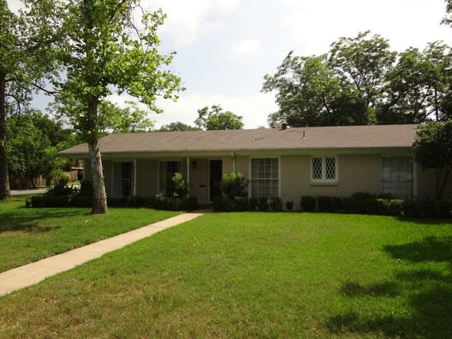 5717 Highland Hills Dr