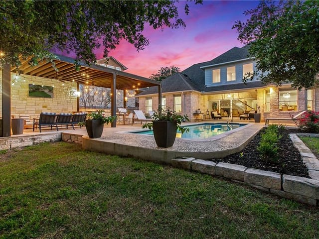 5725 Kempson Dr