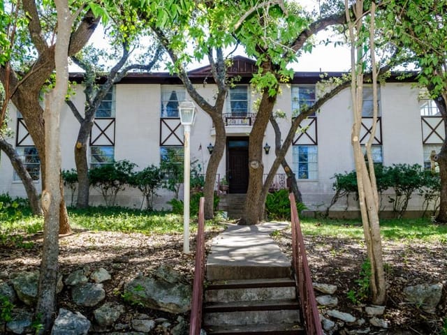 5801 Highland Hills Ter