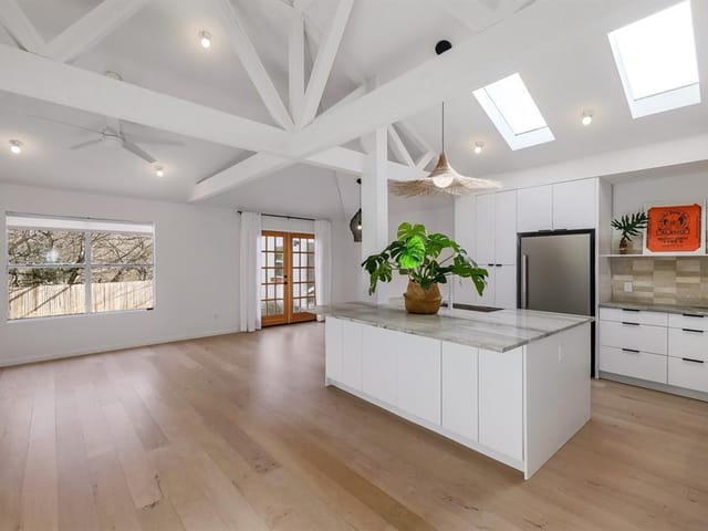 5802 Walnut Hollow Cv